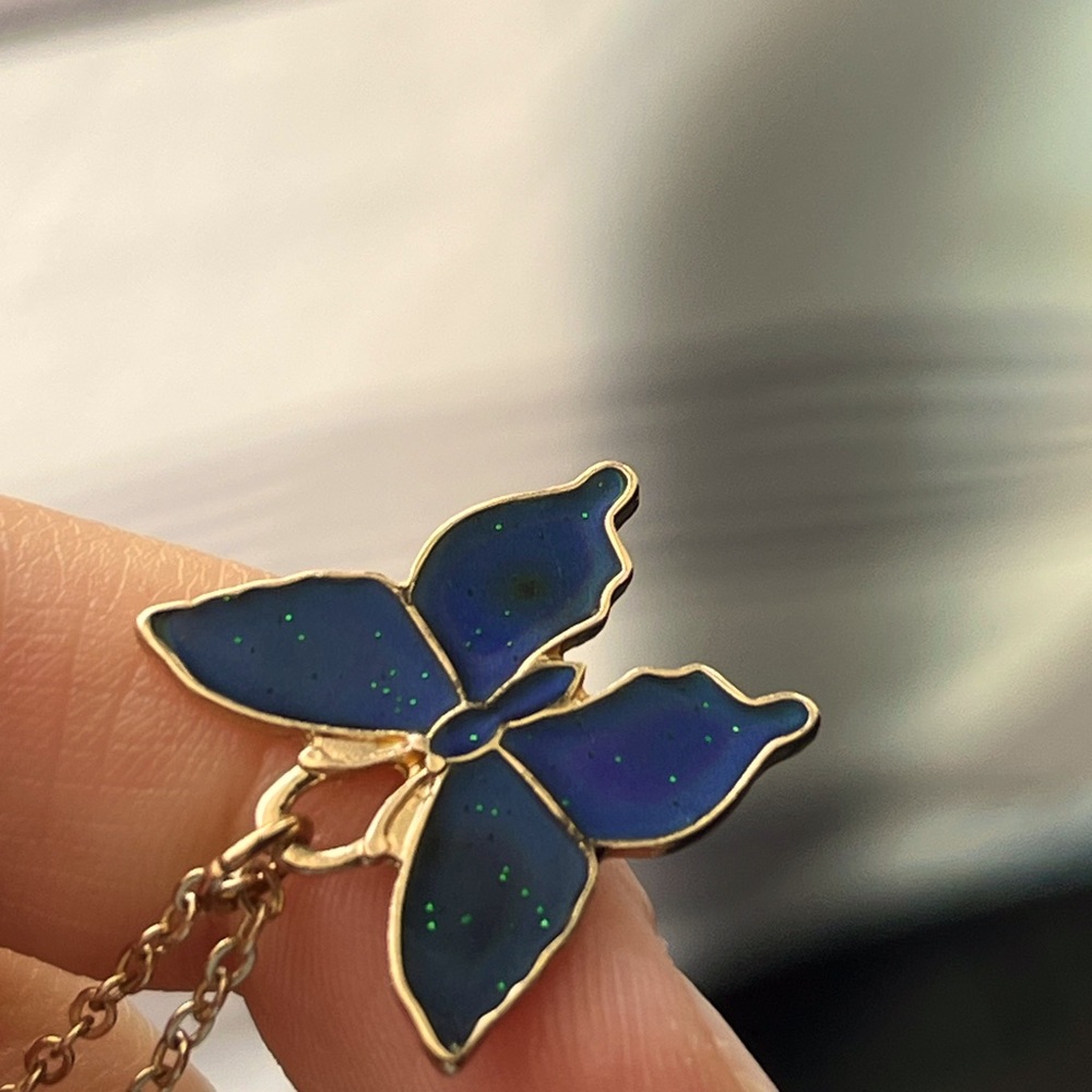 Mood reading necklace